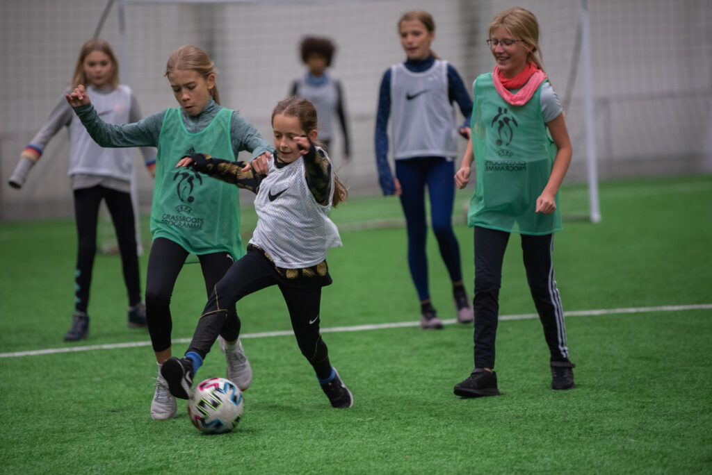 Kaarli Kooli õpilased UEFA Grassroots Coach Education praktika sessioonil