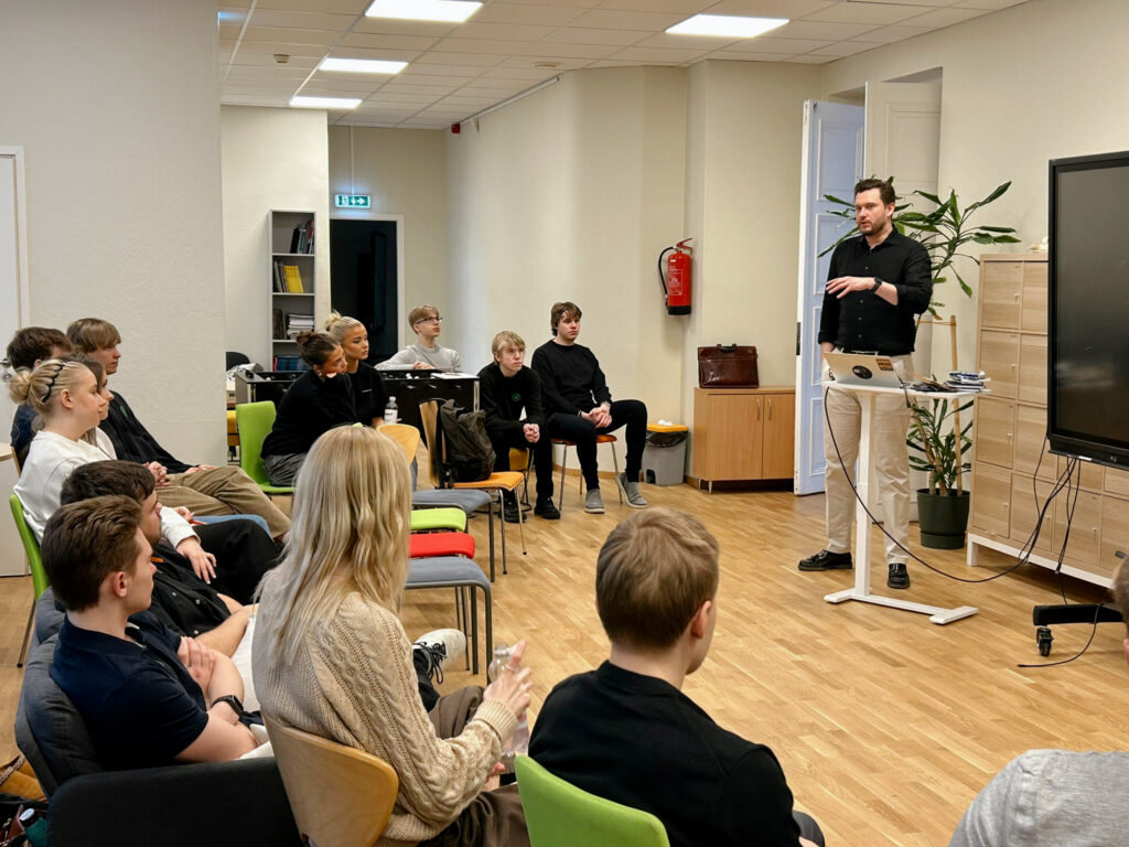 Mitmekülgne õppetöö gümnaasiumis Mitmekülgne õppetöö gümnaasiumis